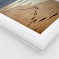 Plakat w ramie 30x40 - Ślady stóp na plaży - plaża, ślady - rama biała