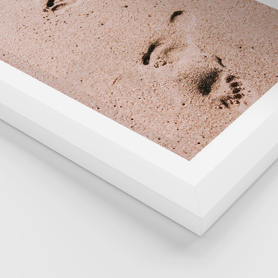 Plakat w ramie 30x40 - Ślady na Piasku - piasek, plaża - rama biała