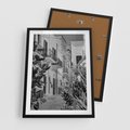 Plakat w ramie 50x70 - Nadmorska Uliczka - czarno białe zdjecie, uliczka w nadmorskim mieście - rama czarna