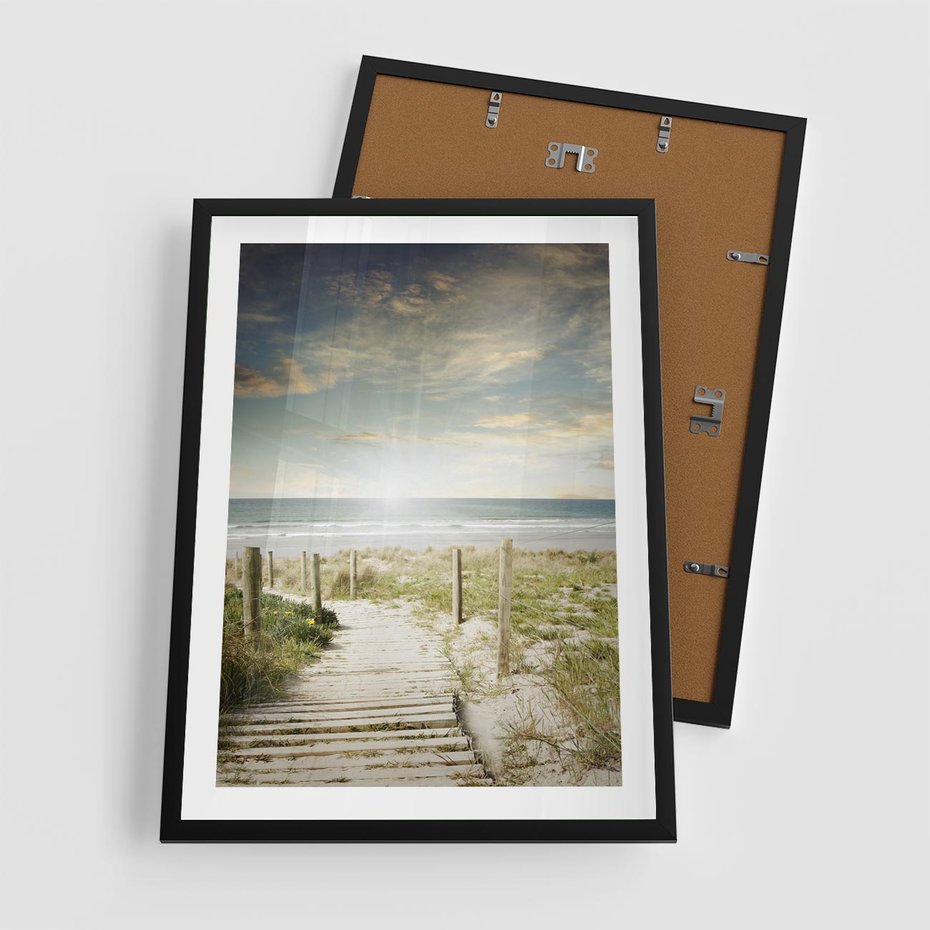 Plakat w ramie 50x70 - Błękitne morze na pomostach - morze, pomost - rama czarna