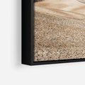 Obraz w ramie 50x50 - Refleksyjny taniec myśli - pustynny krajobraz, odcienie sepii - rama czarna