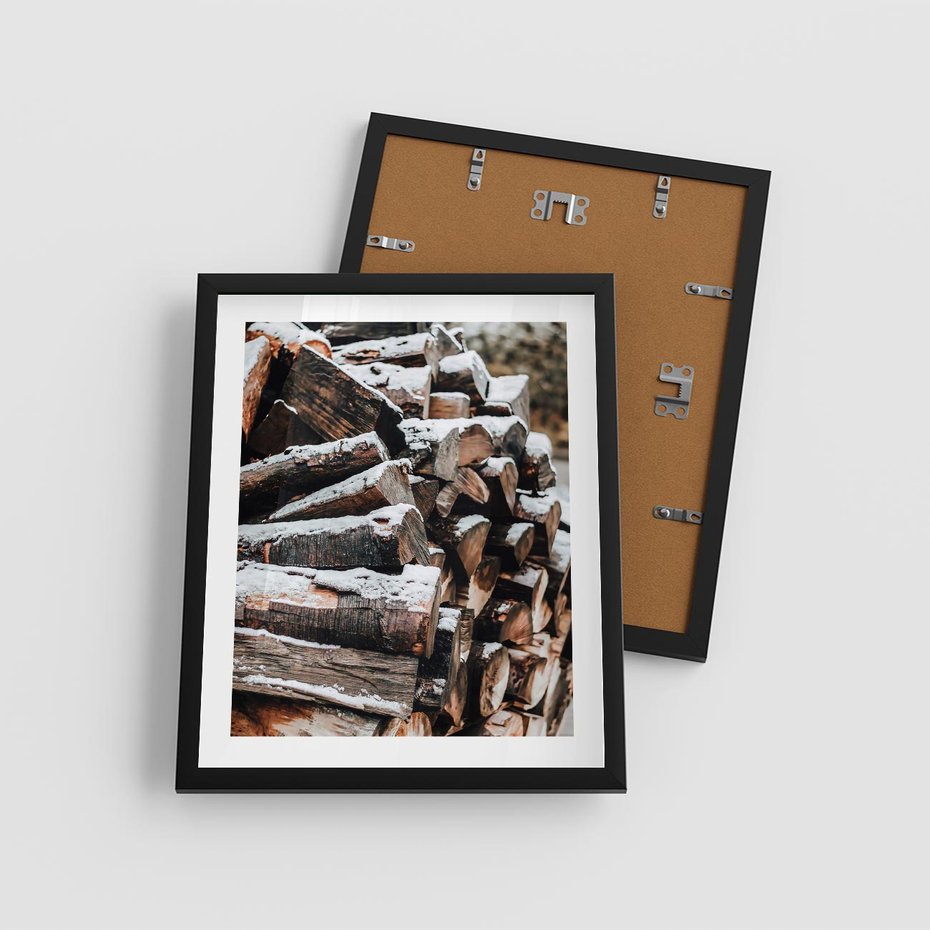 Plakat w ramie 40x50 - Zimowa Drewniana Idylla - drewno, kłody - rama czarna