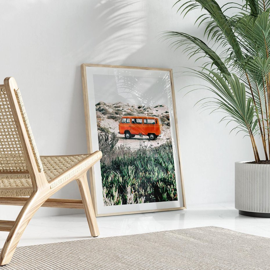 Plakat w ramie 50x70 - Podróże po Pustyni - stary samochód van, pomarańczowy - rama drewno