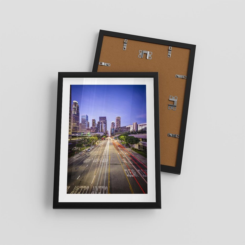 Plakat w ramie 30x40 - Światło nocnej ulicy - miasto, nocą - rama czarna