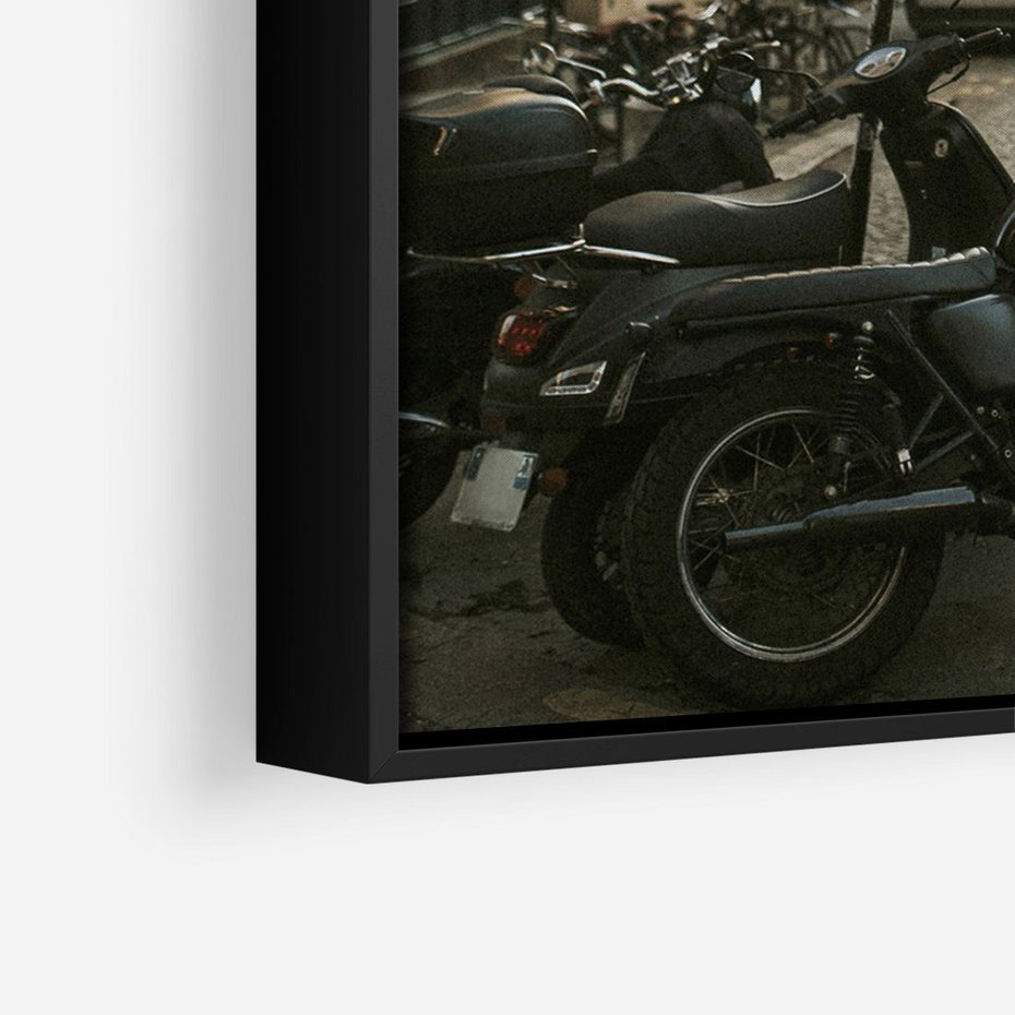 Obraz w ramie 70x100 - Ducha Przygody - motor, uliczka - rama czarna