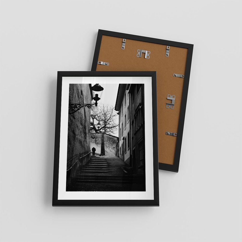 Plakat w ramie 30x40 - Ukryta Uliczka - czarno białe zdjęcie, schody - rama czarna