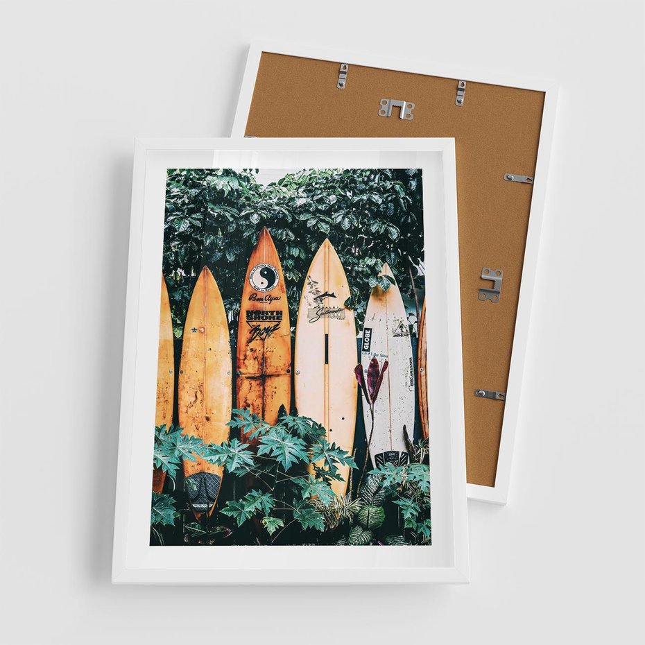Plakat w ramie 50x70 - Surfowanie w Harmonii z Naturą - deski surfingowe, oparte o rośliny - rama biała