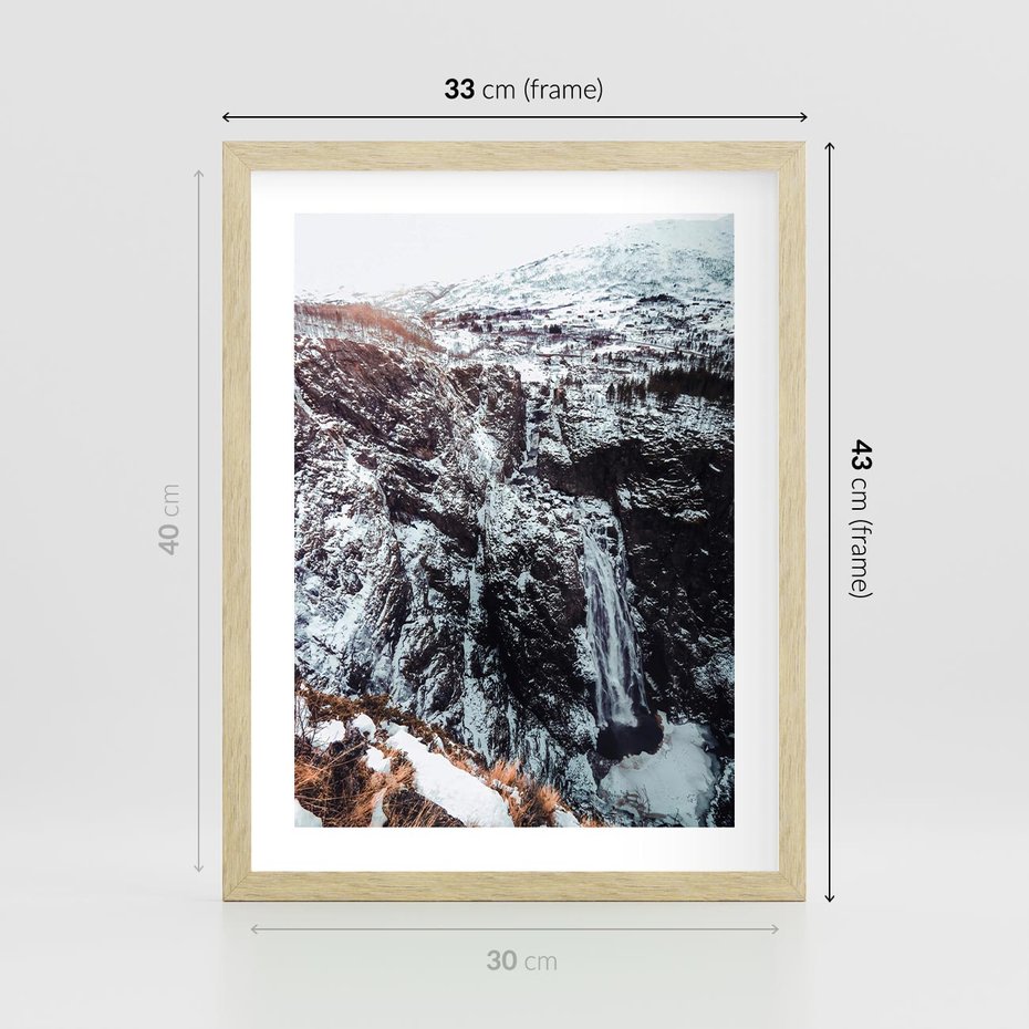 Plakat w ramie 30x40 - Góry w Białym Uroku: Zimowa Sceneria - górski krajobraz, zima - rama drewno