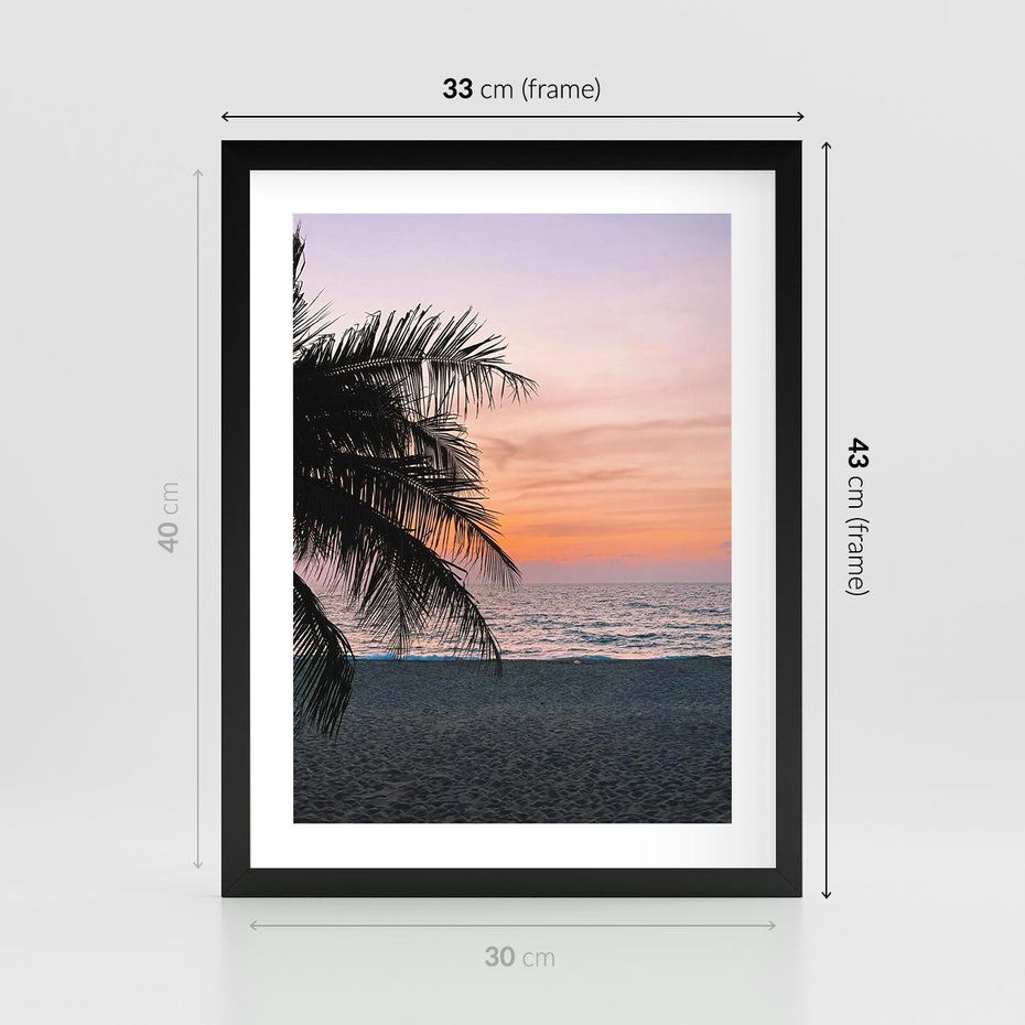 Plakat w ramie 30x40 - Tropikalny Zachód Słońca: Piękno Palmy - palma, nad morzem - rama czarna