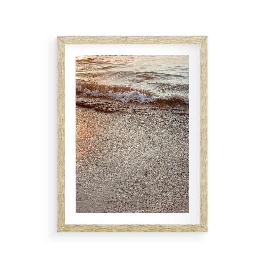 Plakat w ramie 30x40 - Spokój Morza: Fale na Plaży - fale, morze - rama drewno
