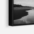 Obraz w ramie 50x50 - Nadmorska Melodia - czarno białe zdjęcie, plaża - rama czarna