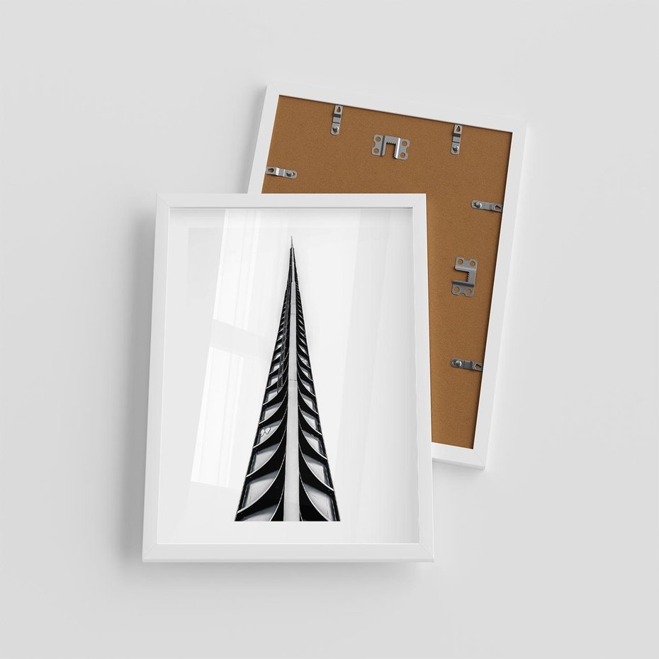 Plakat w ramie 30x40 - Majestatyczna Architektura - wysoki, strzelisty wieżowiec - rama biała