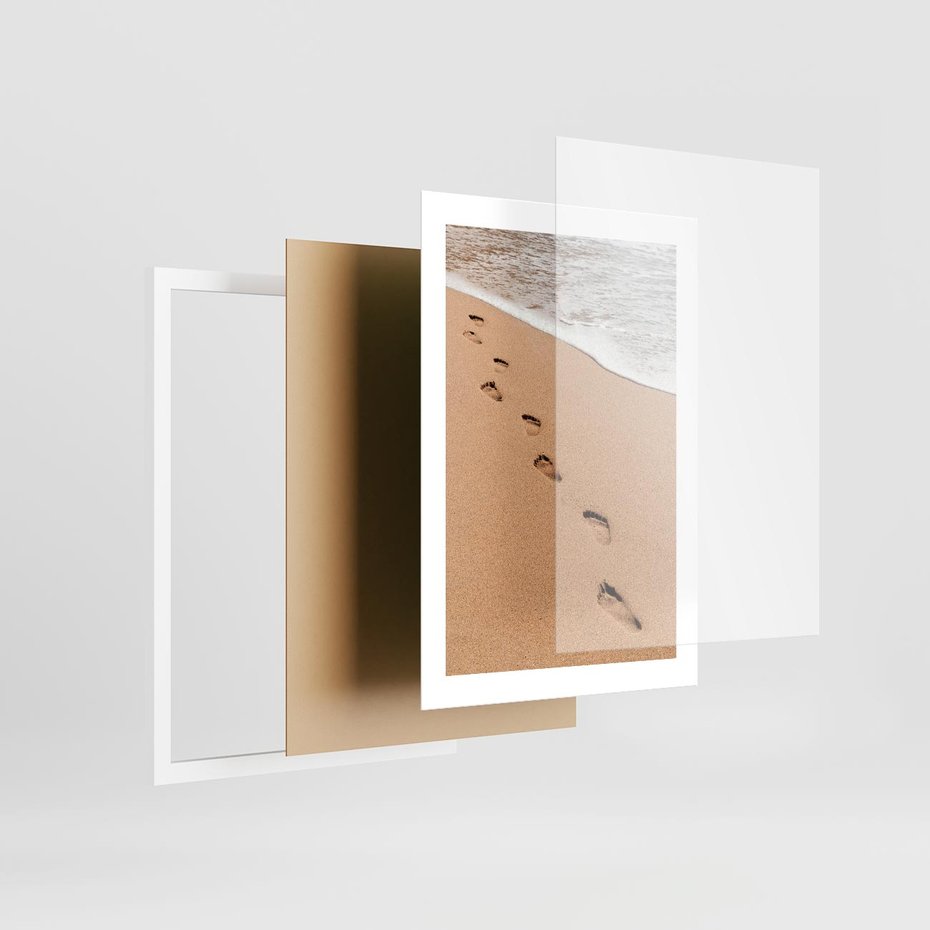 Plakat w ramie 30x40 - Ślady Stóp na Plaży: Spacer nad Morzem - plaża, ślady stóp na piasku - rama biała