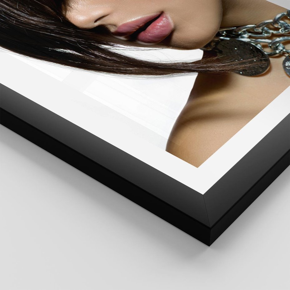 Plakat w ramie 50x70 - Kobieca Fryzura w Ruchu - fryzura, kobieta - rama czarna