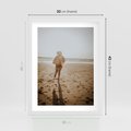 Plakat w ramie 30x40 - O Zachodzie Słońca - klimatyczna fotografia, postać biegnie po plaży - rama biała
