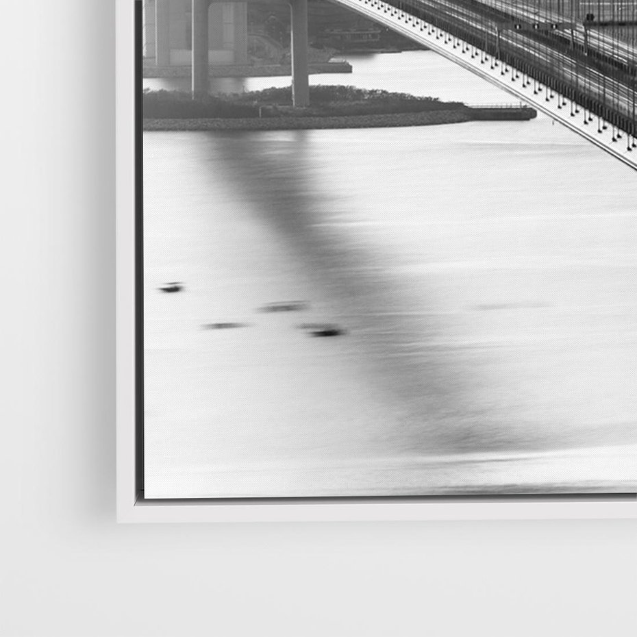 Obraz w ramie 100x70 - Ikona Miasta - most Nowy Jork, czarno biała fotografia - rama biała