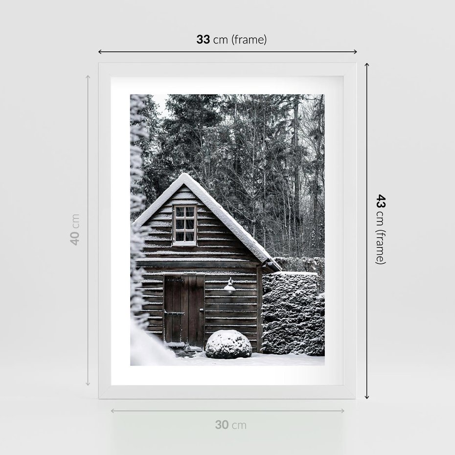 Plakat w ramie 30x40 - Zaklęta Zima - domek w lesie, śnieg - rama biała