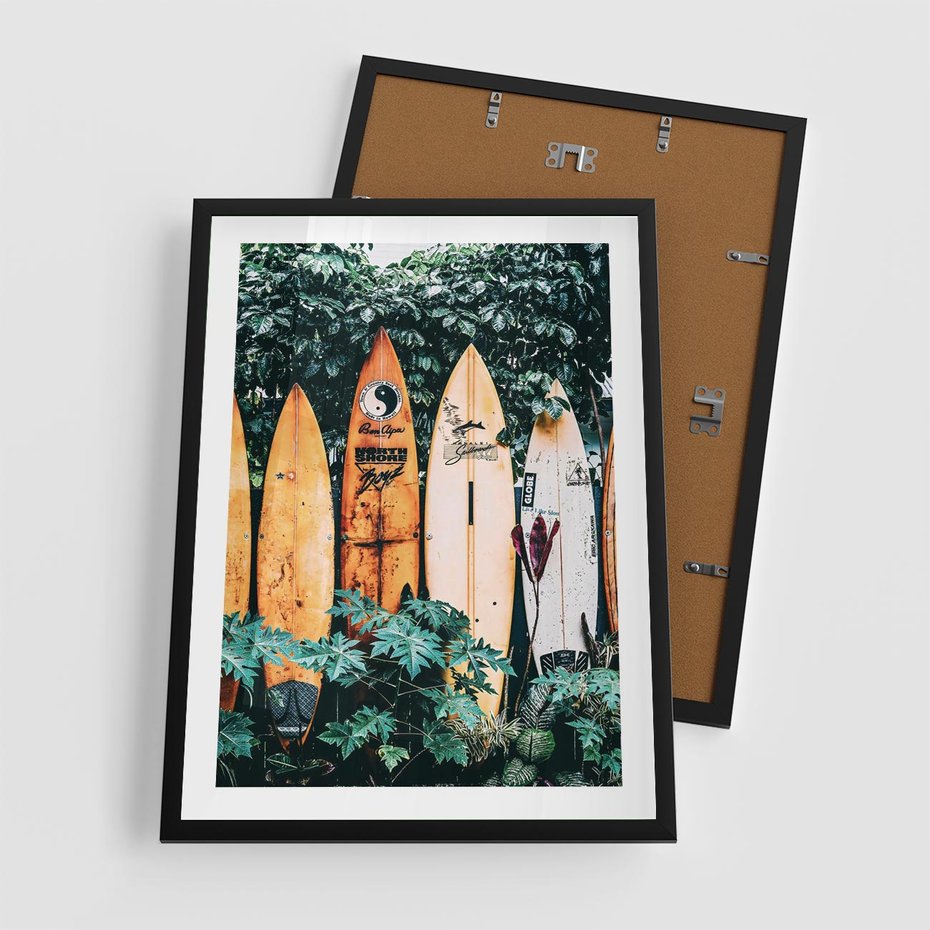 Plakat w ramie 50x70 - Surfowanie w Harmonii z Naturą - deski surfingowe, oparte o rośliny - rama czarna