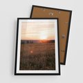 Plakat w ramie 50x70 - Łąka we Wschodzącym Słońcu: Magia Poranka - łąka, krajobraz - rama czarna