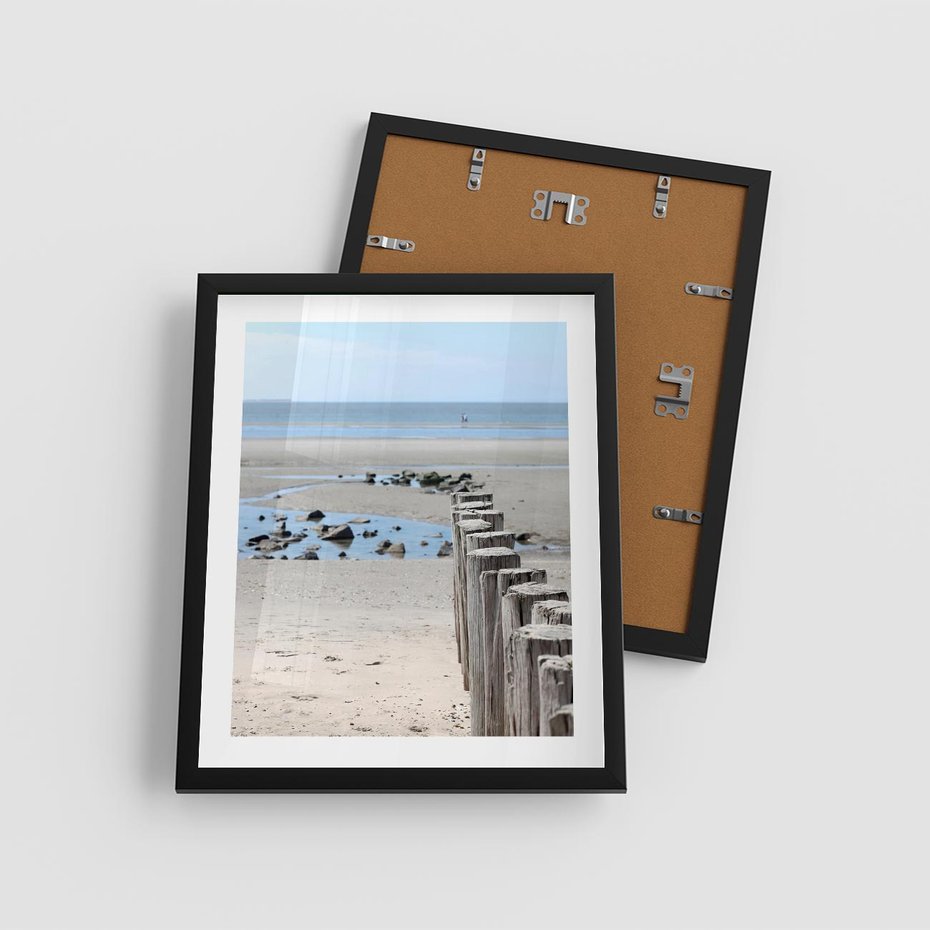 Plakat w ramie 40x50 - Fale na falochronie nad morzem - morze, falochron - rama czarna