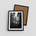 Plakat w ramie 30x40 - Ukryta Uliczka - czarno białe zdjęcie, schody - rama czarna