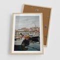 Plakat w ramie 50x70 - Malowniczy Krajobraz Morski - morze, łódki - rama drewno