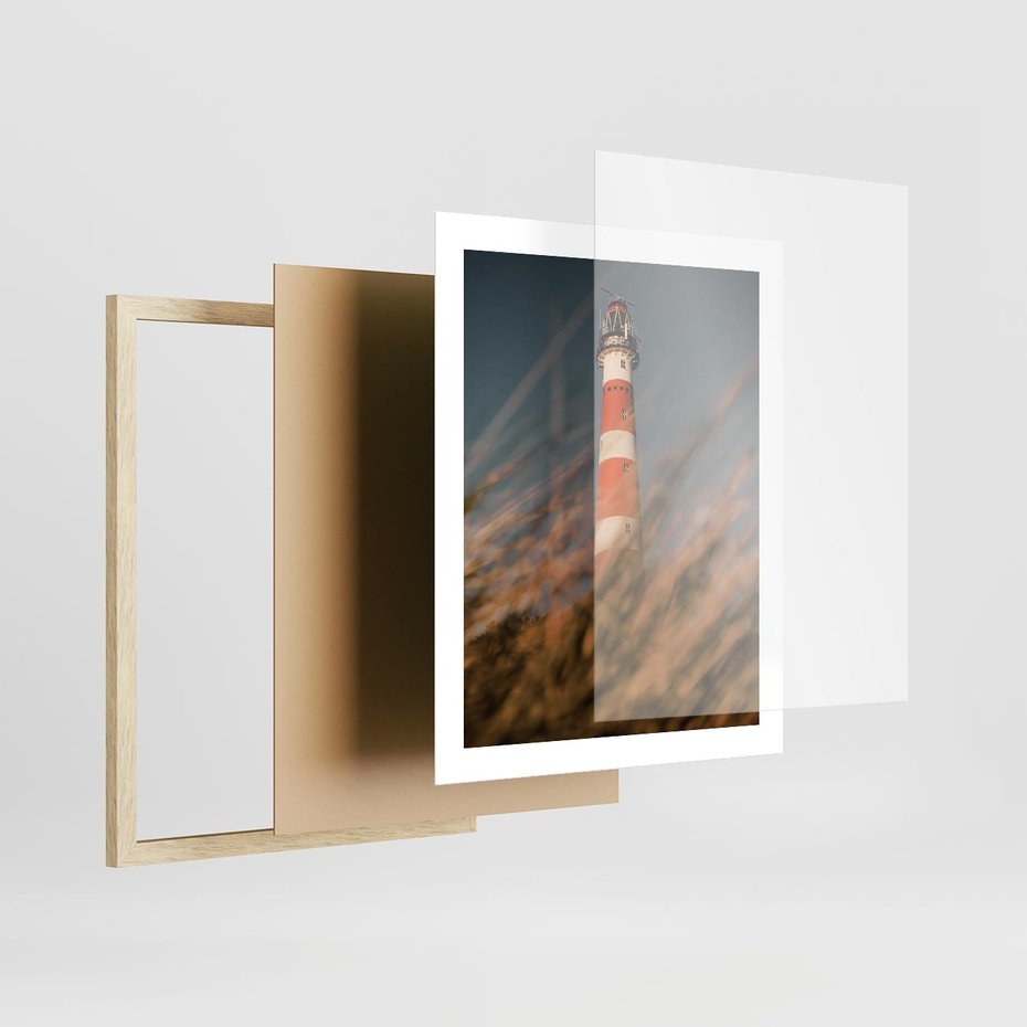 Plakat w ramie 40x50 - Magia nadmorskiego światła - latarnia morska, ujęcie z za trawy - rama drewno