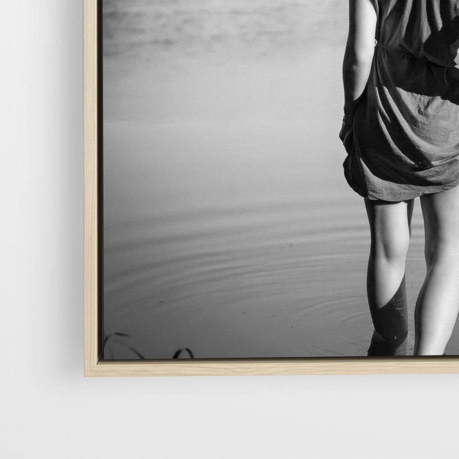Obraz w ramie 80x80 - Kapiel w Mieście - czarno białe zdjęcie, kobieta wchodzi do wody - rama drewno