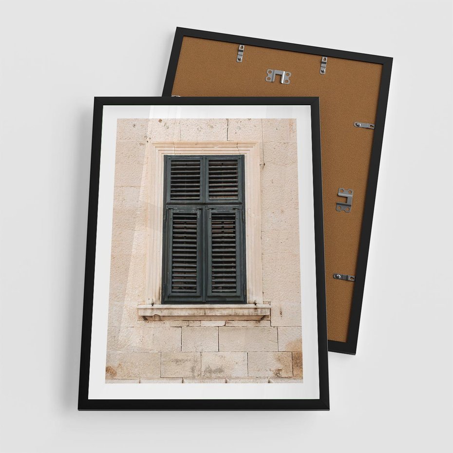 Plakat w ramie 50x70 - Urok Starego Okna z Zielonymi Okiennicami - stare okno, kamienica - rama czarna
