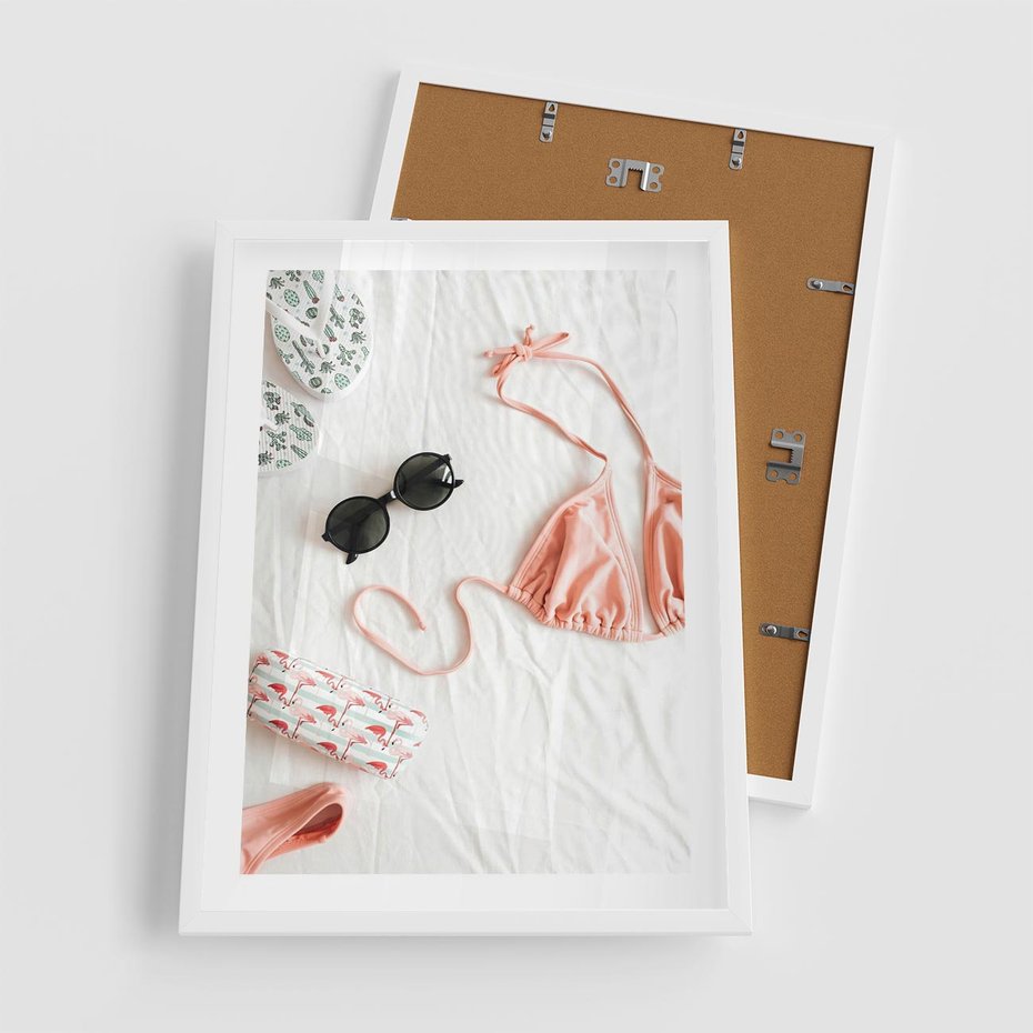 Plakat w ramie 50x70 - Letnia Elegancja na Plaży - kompozycja, elementy stroju na plażę - rama biała