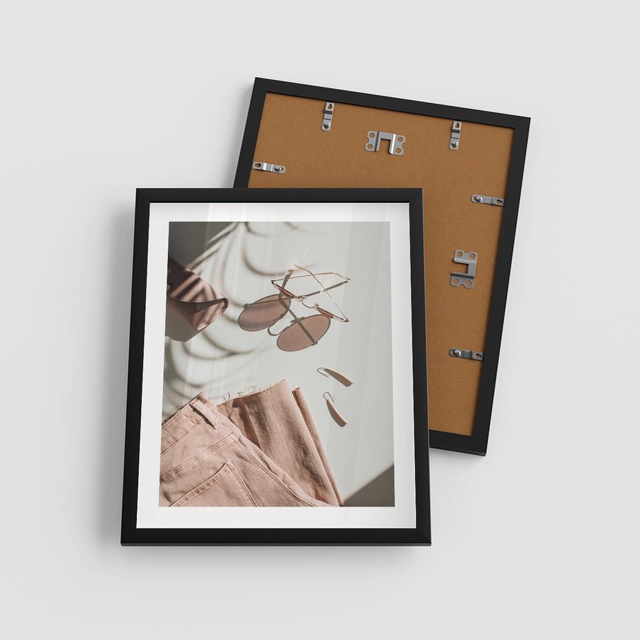 Plakat w ramie 40x50 - Urok Pudrowego Różu - zdjęcie, moda - rama czarna