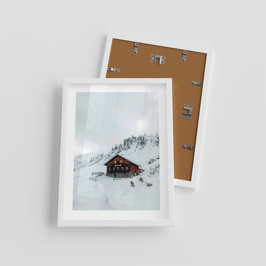 Plakat w ramie 30x40 - Zimowa Magia - domek, śnieg - rama biała