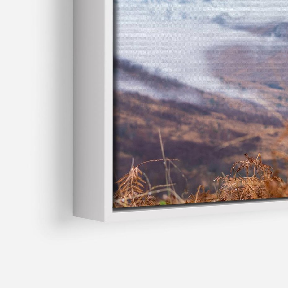 Obraz w ramie 100x70 - Jeleń w Uśpionym Krajobrazie - jeleń na tle gór, ośnieżone góry - rama biała