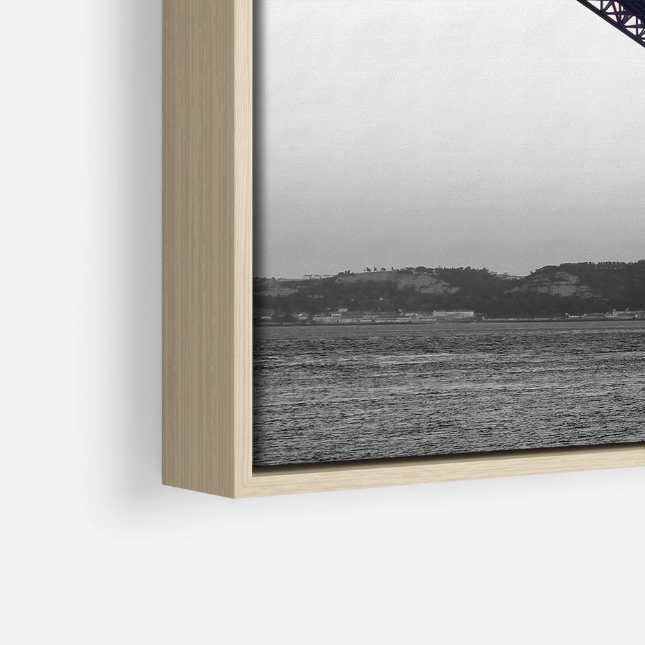 Obraz w ramie 50x50 - Majestatyczny Most - czarno biała fotografia, czerwony stalowy most nad rzeką - rama drewno