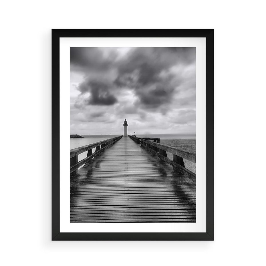 Plakat w ramie 50x70 - Romantyczny pomost z latarnią - pomost, latarnia - rama czarna