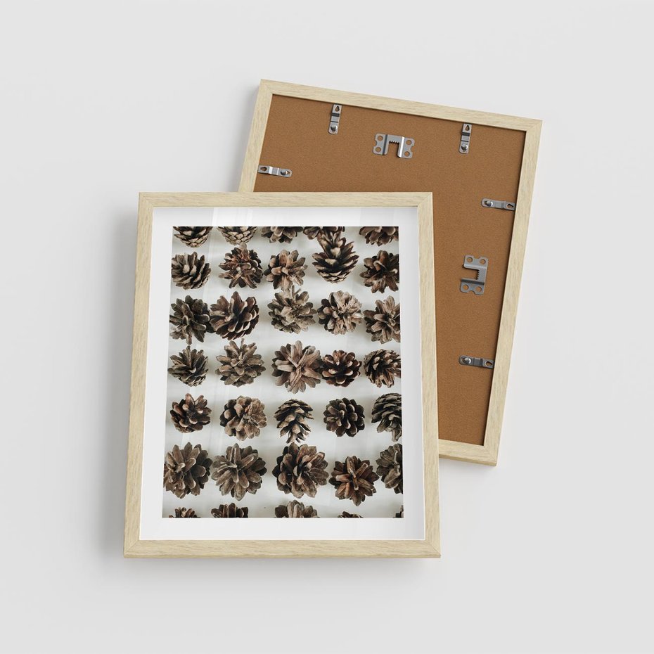 Plakat w ramie 40x50 - Jesienna Tekstura - kompozycja z suchych szyszek, jesienne szyszki - rama drewno