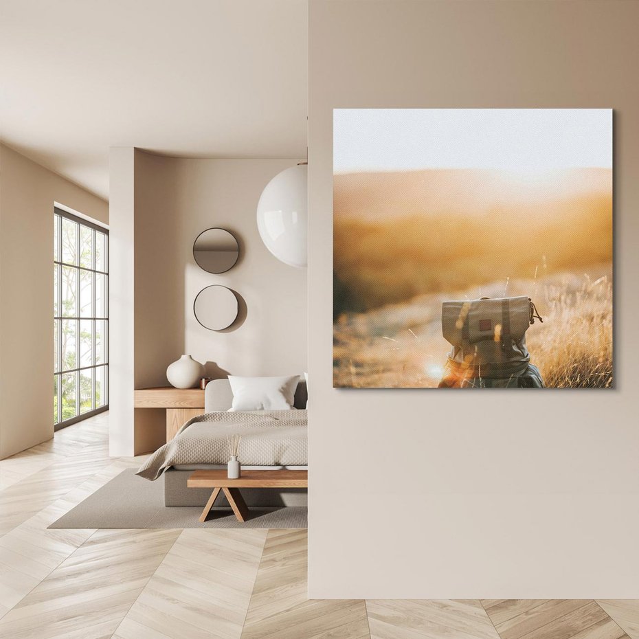 Obraz na płótnie 40x40 - Podróżniczy bukiet na łące - plecak, podróż