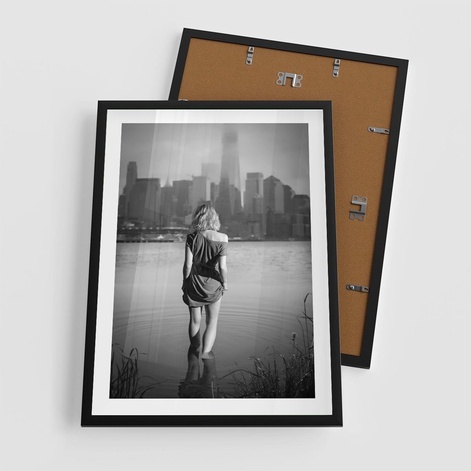 Plakat w ramie 50x70 - Kapiel w Mieście - czarno białe zdjęcie, kobieta wchodzi do wody - rama czarna
