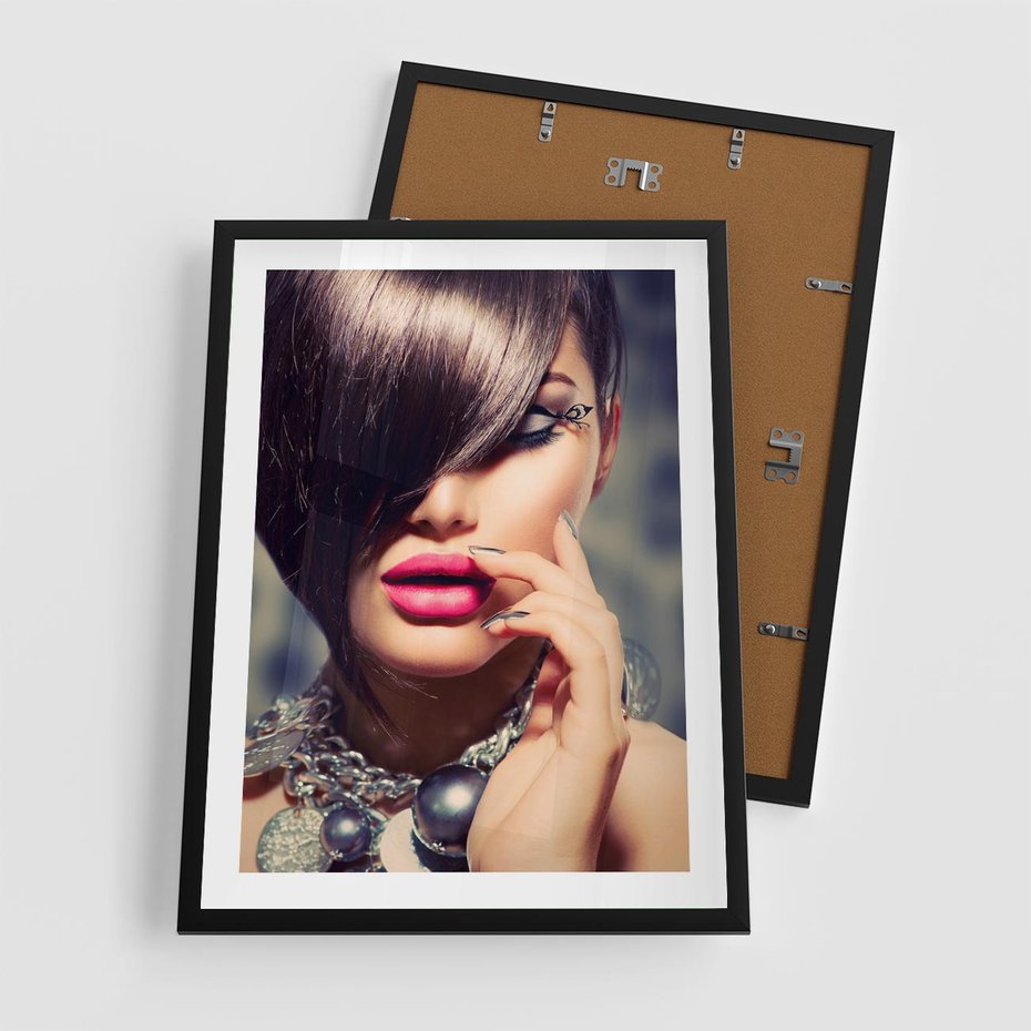 Plakat w ramie 50x70 - Kobiecy urok w makijażu i fryzurze - makijaż, fryzura - rama czarna