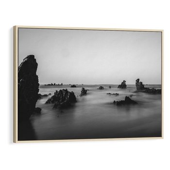 Obraz w ramie 120x80 - Harmonia świateł i cieni - zamglona dzika plaża, skały na plaży - rama drewno
