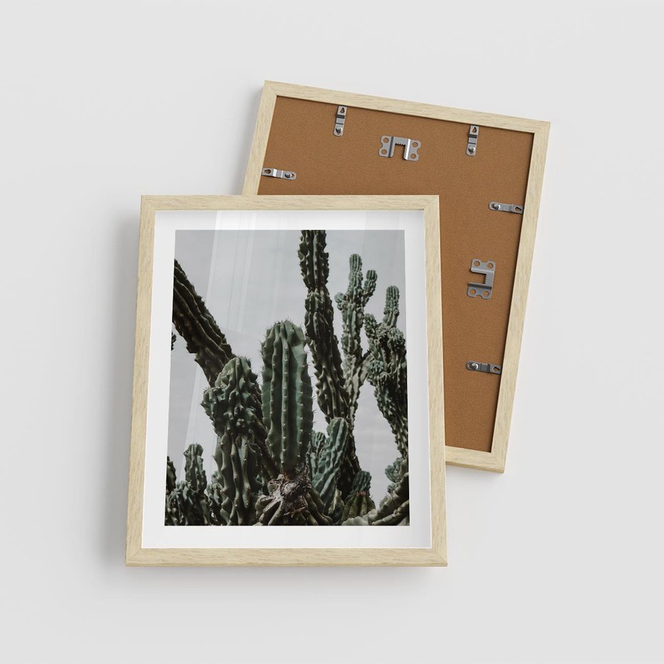 Plakat w ramie 40x50 - Boho oaza wśród kaktusów - kaktusy, pustynia - rama drewno