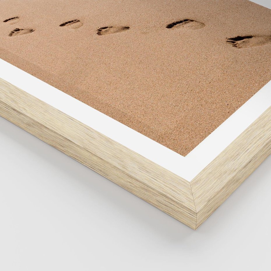 Plakat w ramie 50x70 - Ślady Stóp na Plaży: Spacer nad Morzem - plaża, ślady stóp na piasku - rama drewno