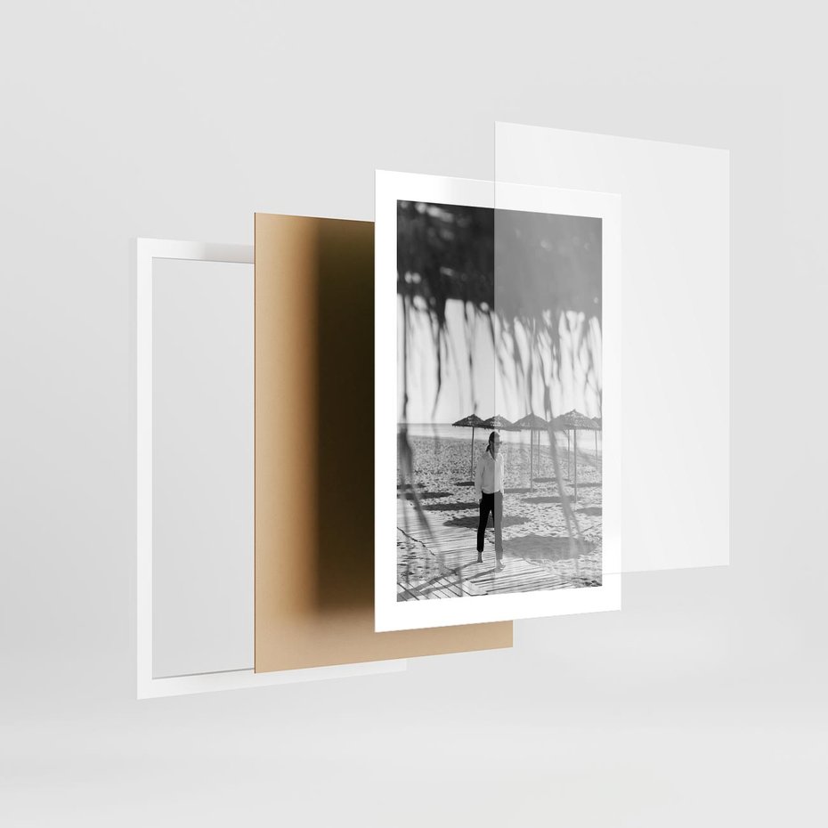 Plakat w ramie 30x40 - Wakacyjny Spacer - czarno białe zdjecie, plaża - rama biała