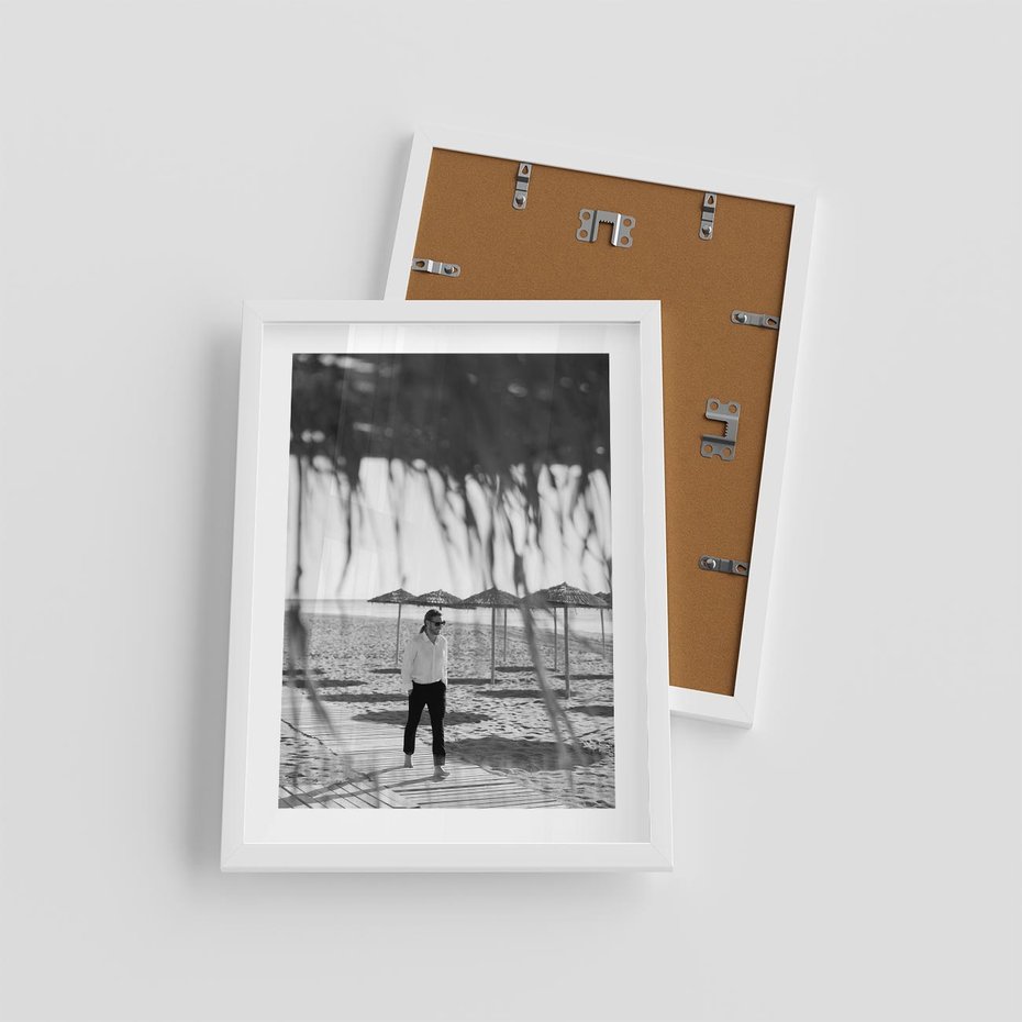 Plakat w ramie 30x40 - Wakacyjny Spacer - czarno białe zdjecie, plaża - rama biała