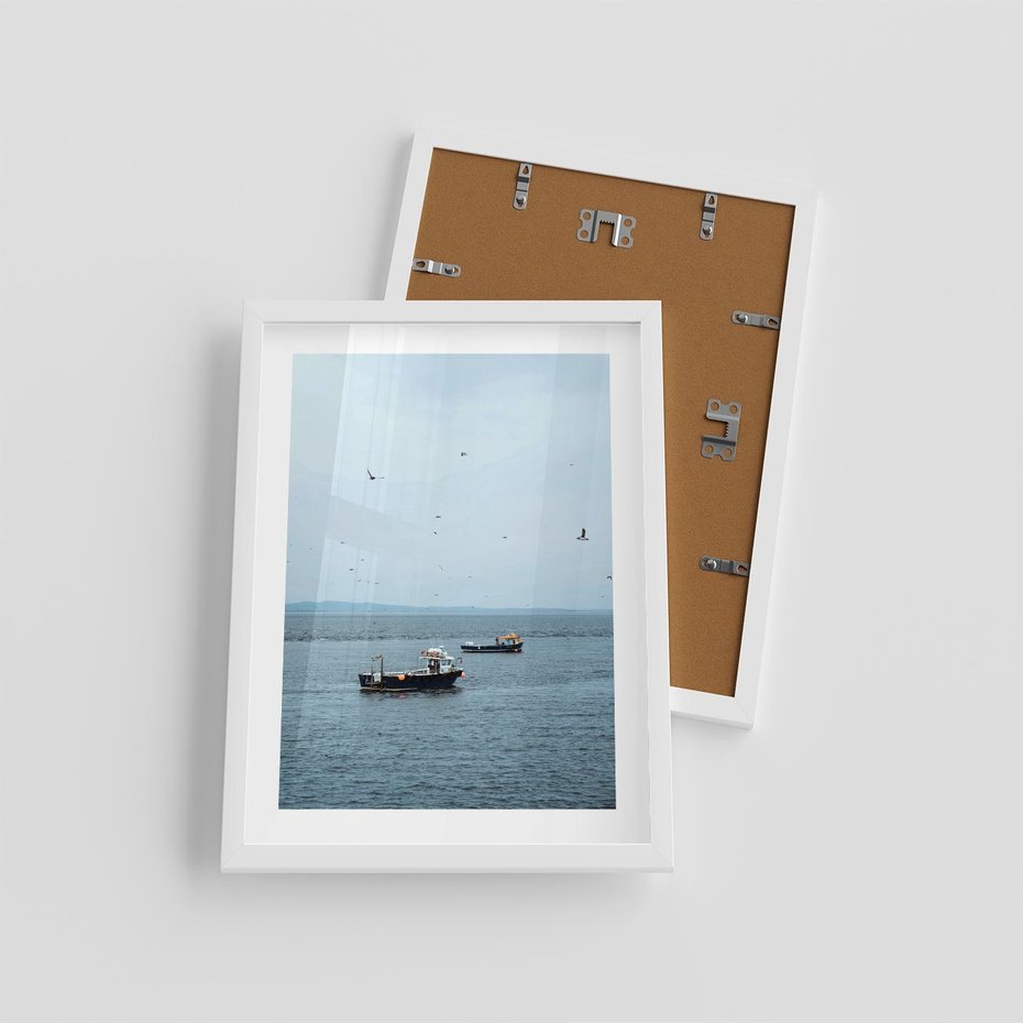 Plakat w ramie 30x40 - Rybacki Urok - morze, kutry rybackie - rama biała