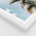 Plakat w ramie 50x70 - Pod Błękitnym Niebem - palmy, ujęcie z dołu - rama biała