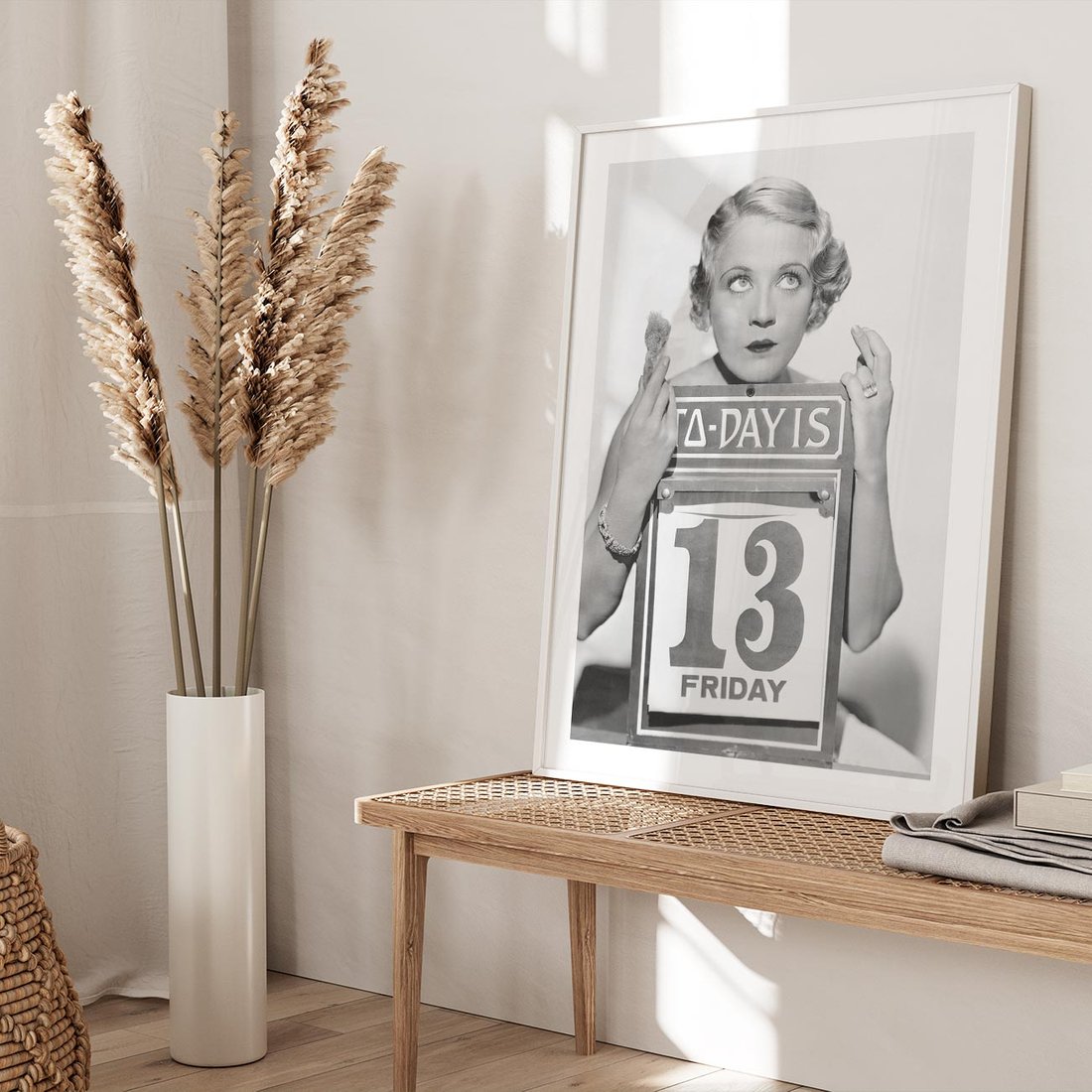 Plakat w ramie 50x70 - Czy to Pech - retro zdjęcie, czarno białe - rama biała