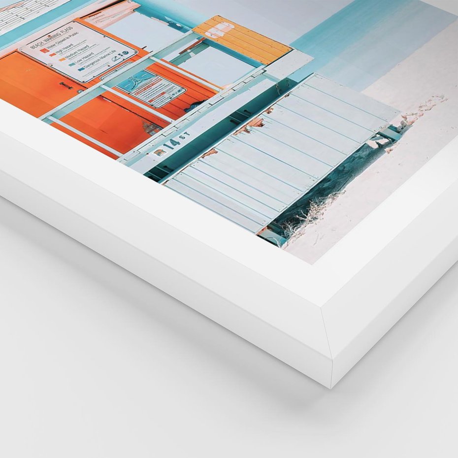 Plakat w ramie 50x70 - Letnia Idylla - plaża, domek na plaży - rama biała