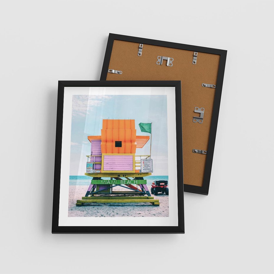 Plakat w ramie 40x50 - Plaża Miami w Słoneczny Dzień - domek ratownika, kolorowy - rama czarna