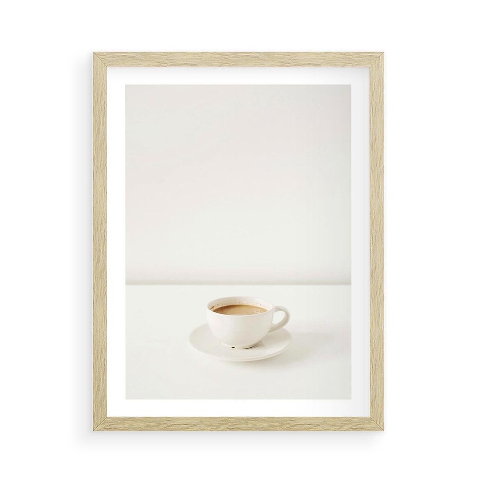 Plakat w ramie 50x70 - Kawa w Prostocie - kawa w filizance, białe tłó - rama drewno